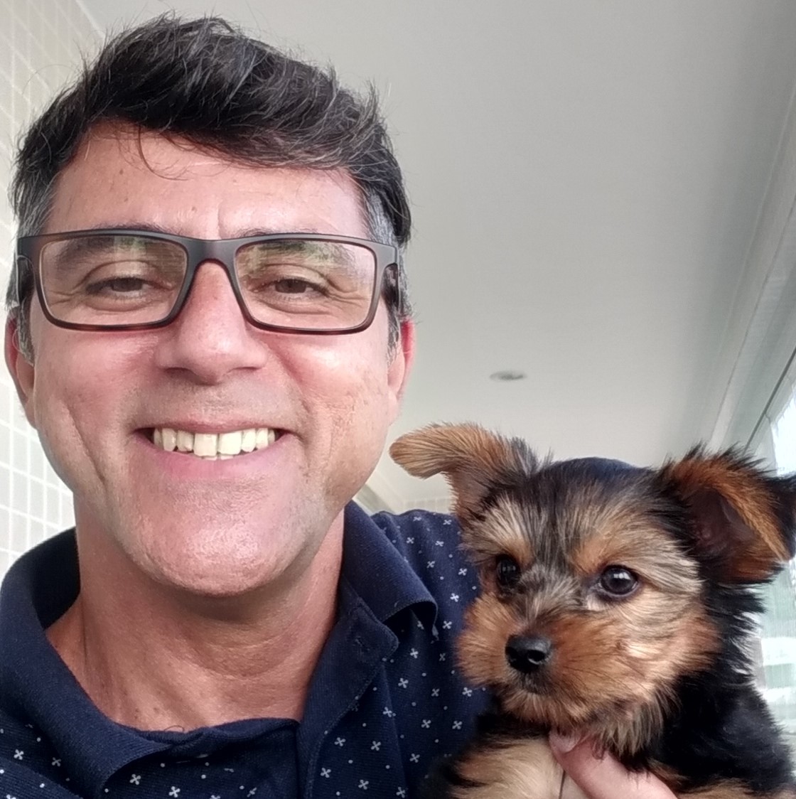 André Flores com um cão