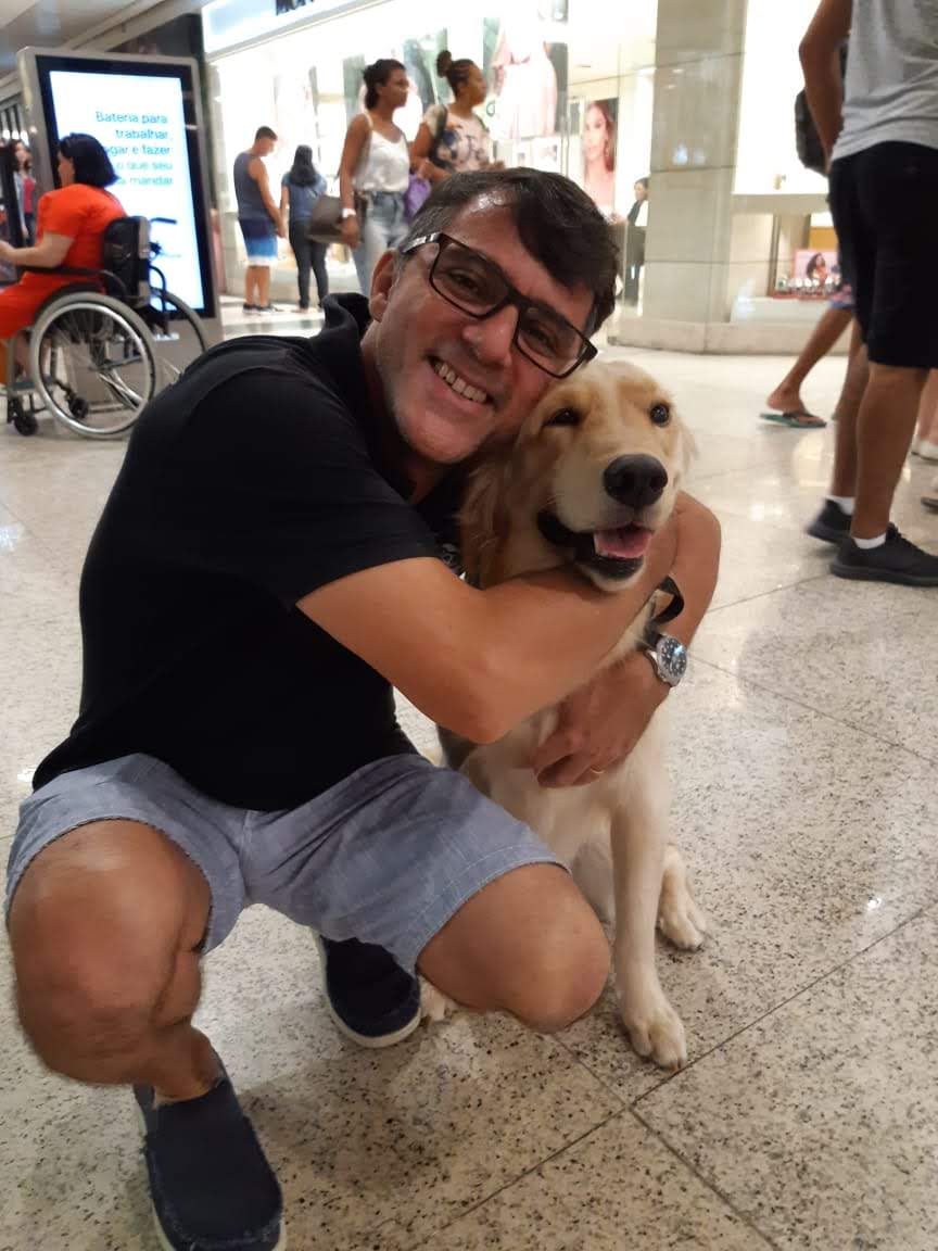 André Flores com um cão